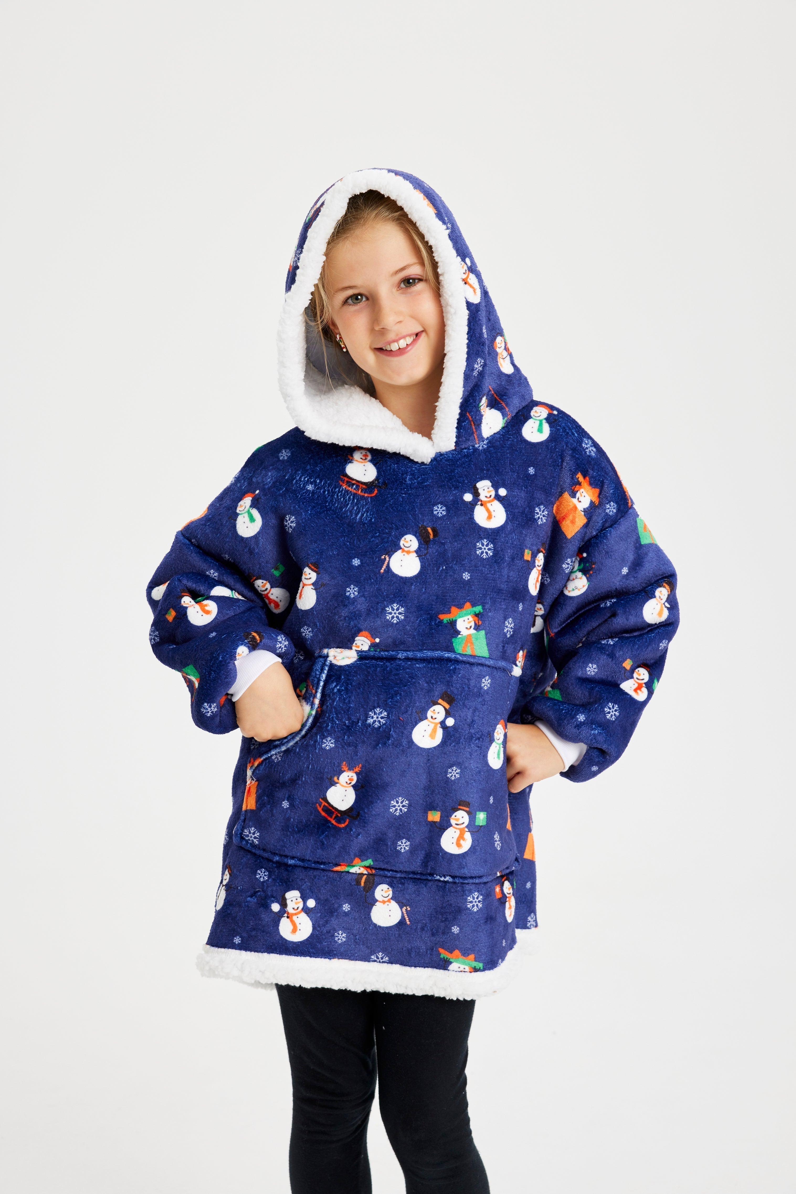 Un enfant portant un sweat à capuche bleu avec un motif de Noël.